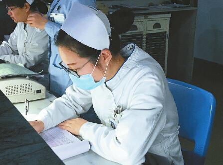 98岁老人摔倒躺路边被扶起送回家 “最美护士”终找到