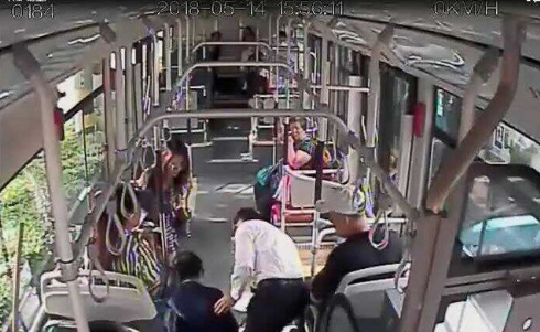 正能量！济南64路公交一女乘客突然晕倒,司机乘客救助 - 舜网 - QQ截图20180516175846.png